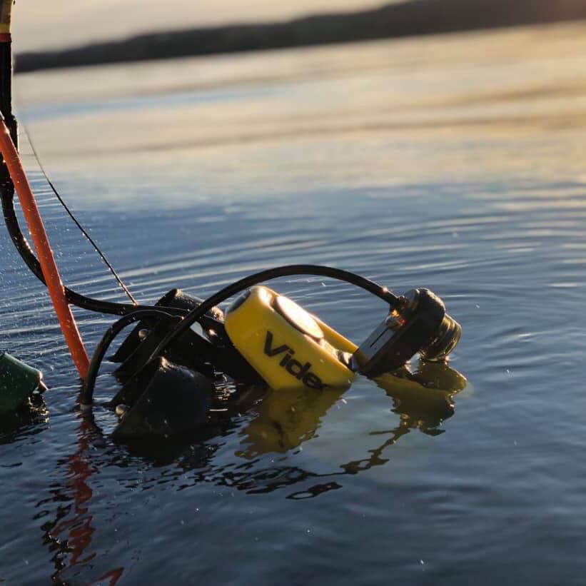 Dykföretag Arbetar Med En Undervattensrobot Som Dyker