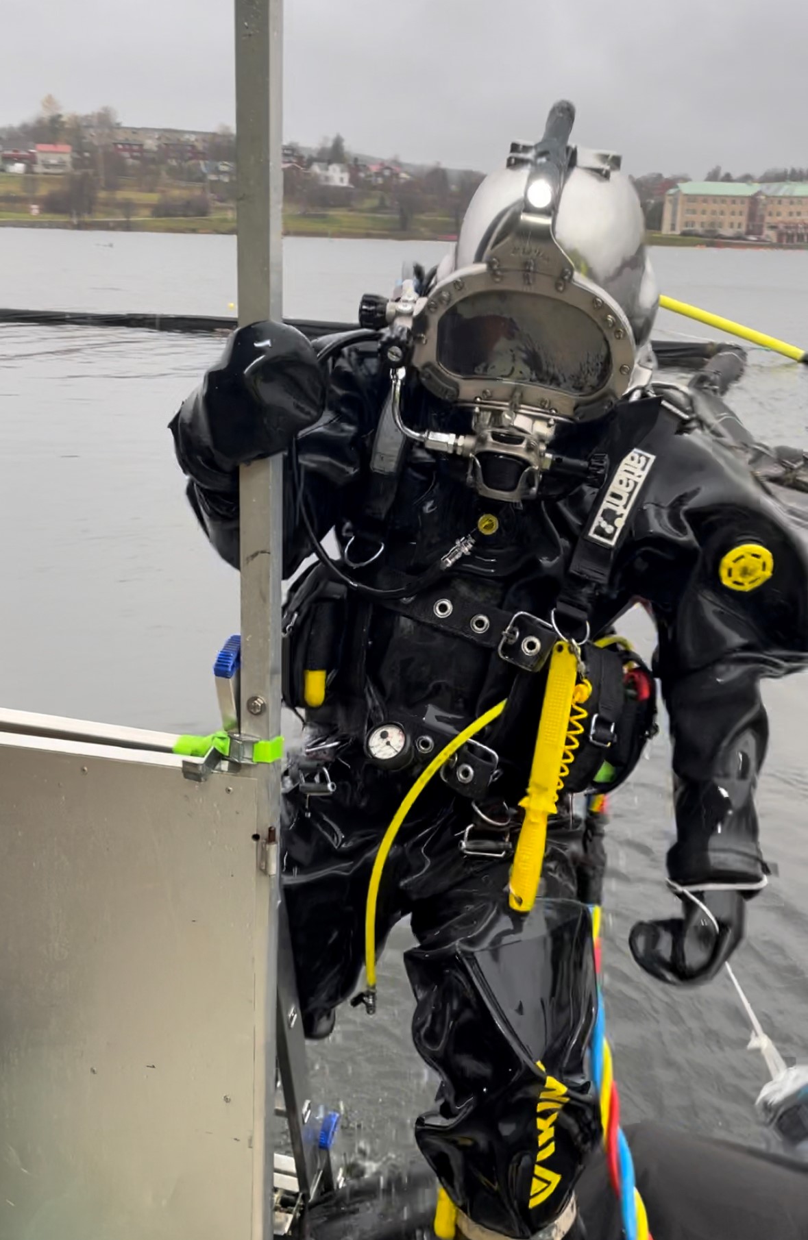 Dykare förbereder sig för att arbeta med muddring på ett dykföretag